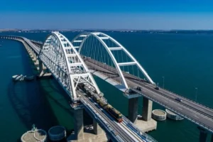 Україна «розчищає шлях» для удару по Кримському мосту – британська розвідка