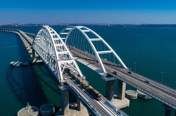Україна «розчищає шлях» для удару по Кримському мосту – британська розвідка