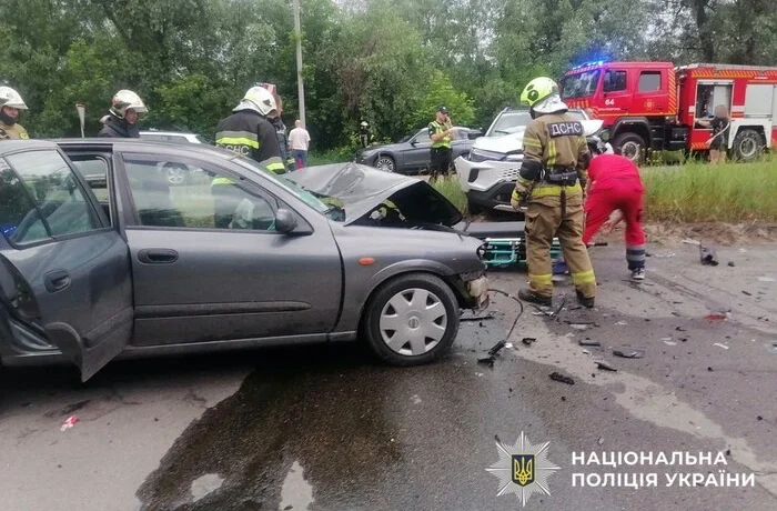 П’яний водій на Nissan влаштував потрійну ДТП під Києвом, є загиблий (фото)