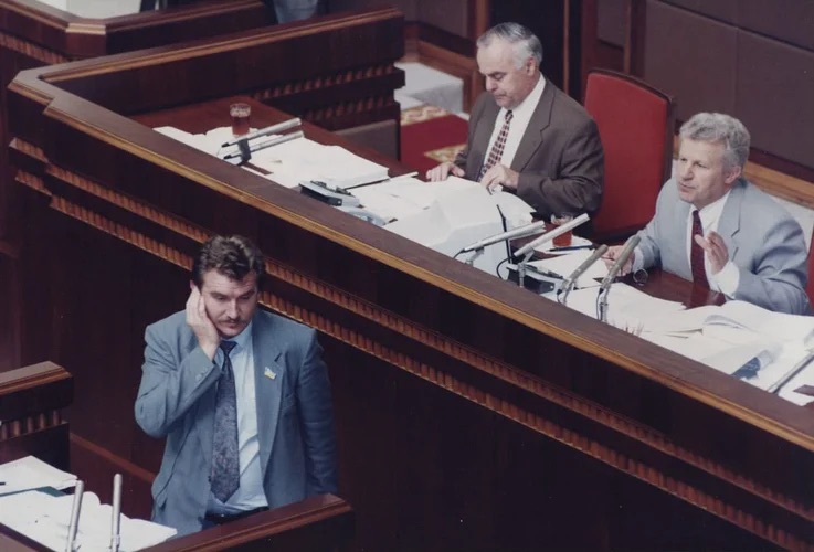 Голова комісії з доопрацювання та узгодження проєкту Конституції України Михайло Сирота слухає звернення до зали спікера Олександра Мороза, 28 червня 1996 року
