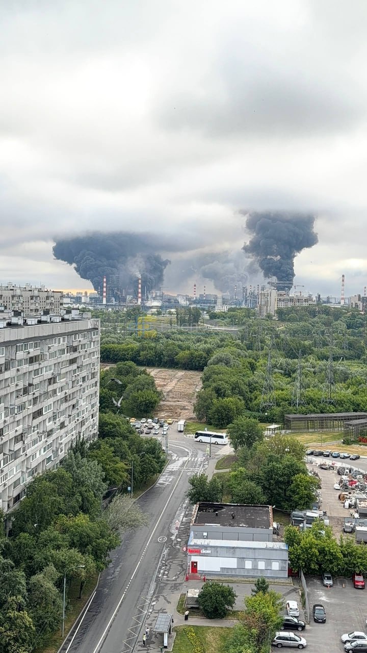 У Москві лунають вибухи: під атакою НПЗ у Капотні фото 2