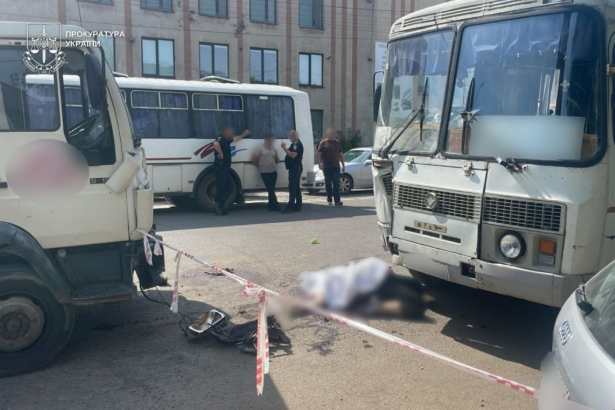 На Закарпатті вантажівка в’їхала у людей, які виходили з автобуса: є загиблі (фото) фото 1