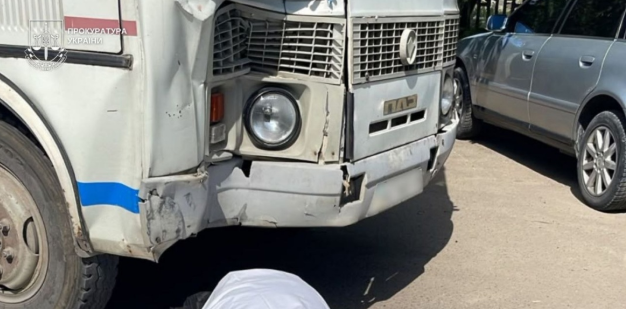 На Закарпатті вантажівка в’їхала у людей, які виходили з автобуса: є загиблі (фото) фото 2