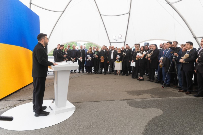 Зеленський і перша леді вшанували пам’ять дітей, яких убила Росія (фото) фото 1