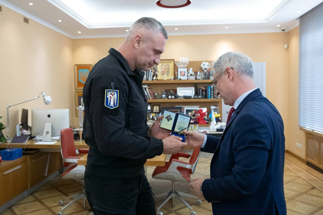 Посол Ізраїлю отримав нагрудний знак «За сприяння обороні Києва» фото 1