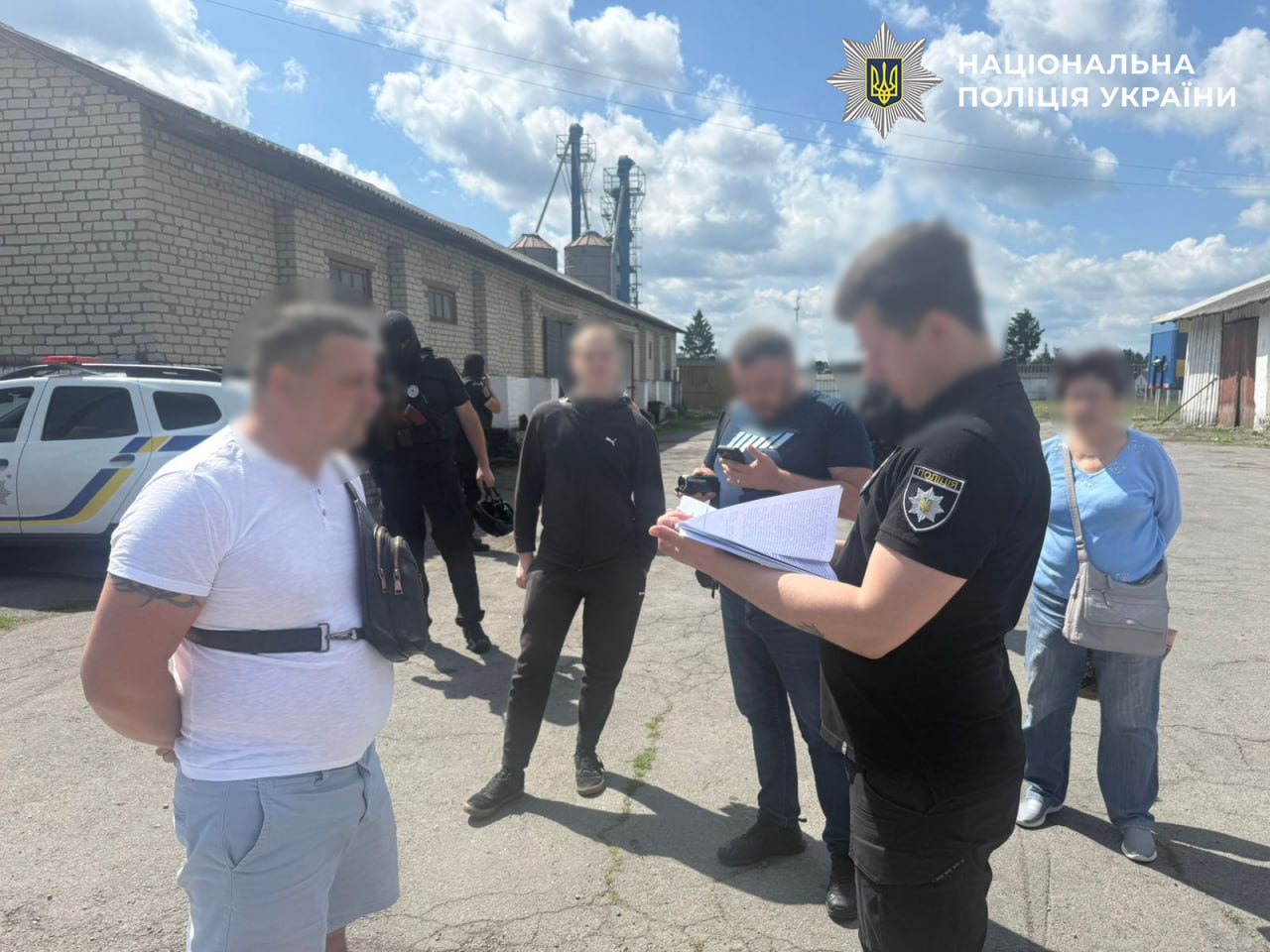 Правоохоронці викрили масштабний нелегальний видобуток бурштину на Рівненщині фото 2