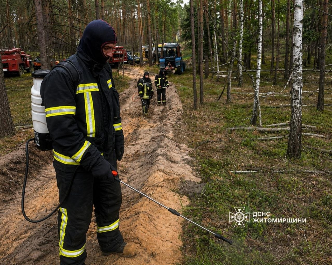 Чотири доби боротьби з вогнем. Ліквідовано масштабну пожежу в заповіднику «Древлянський» фото 4