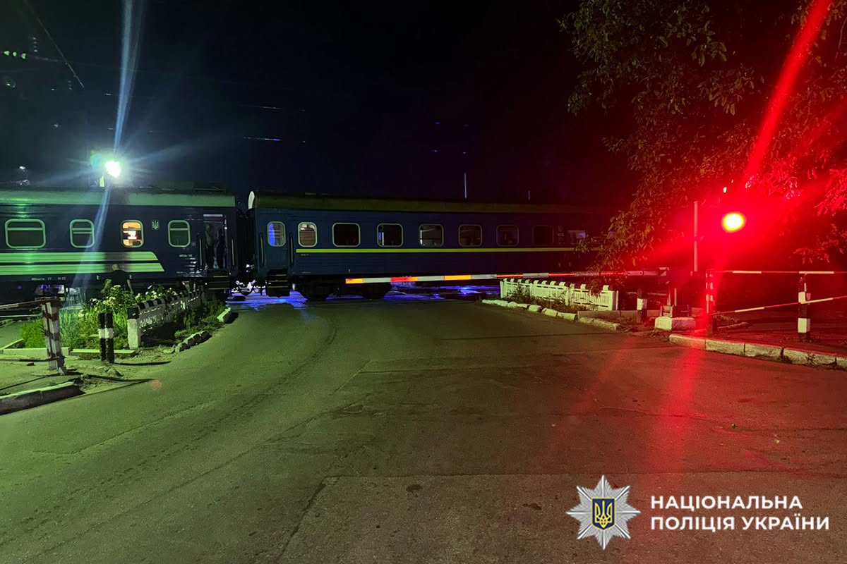У Хмельницькому потяг «Чоп – Київ» зіткнувся з авто: є загиблі фото 1