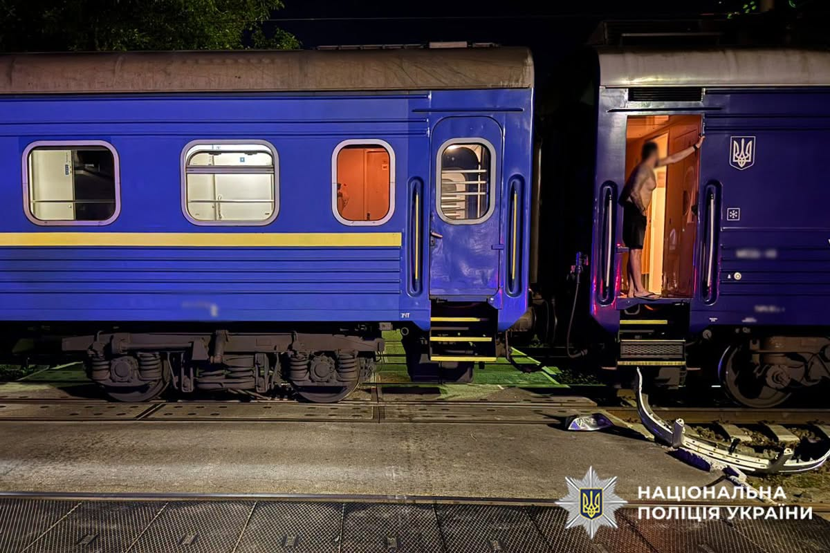 У Хмельницькому потяг «Чоп – Київ» зіткнувся з авто: є загиблі фото 2