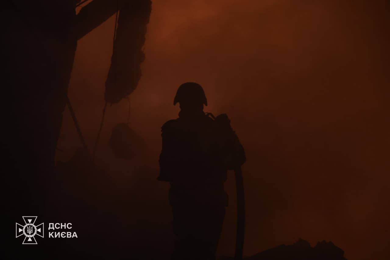 Рятувальники завершили ліквідацію пожежі після російської атаки на Київ фото 1