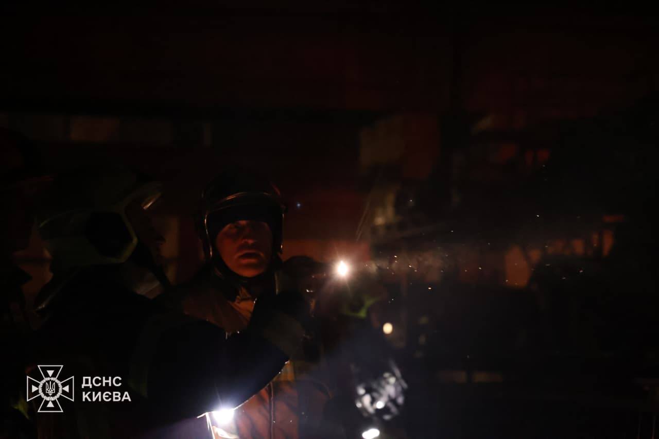 Рятувальники завершили ліквідацію пожежі після російської атаки на Київ фото 2
