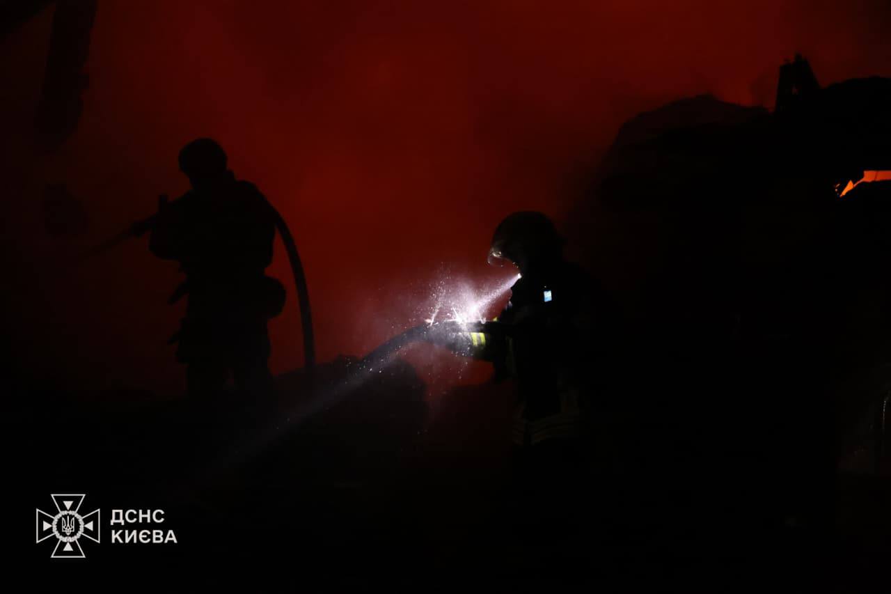 Рятувальники завершили ліквідацію пожежі після російської атаки на Київ фото 3