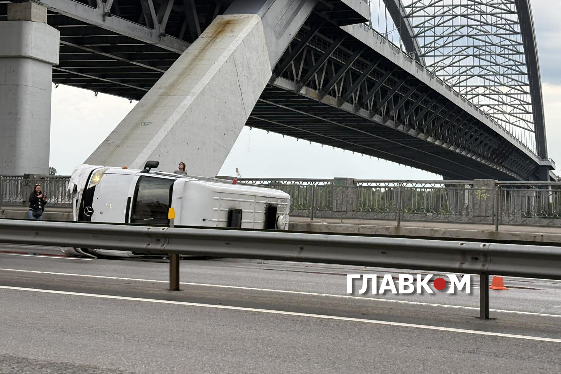 У Києві перекинулося авто: де виникли затори фото 1