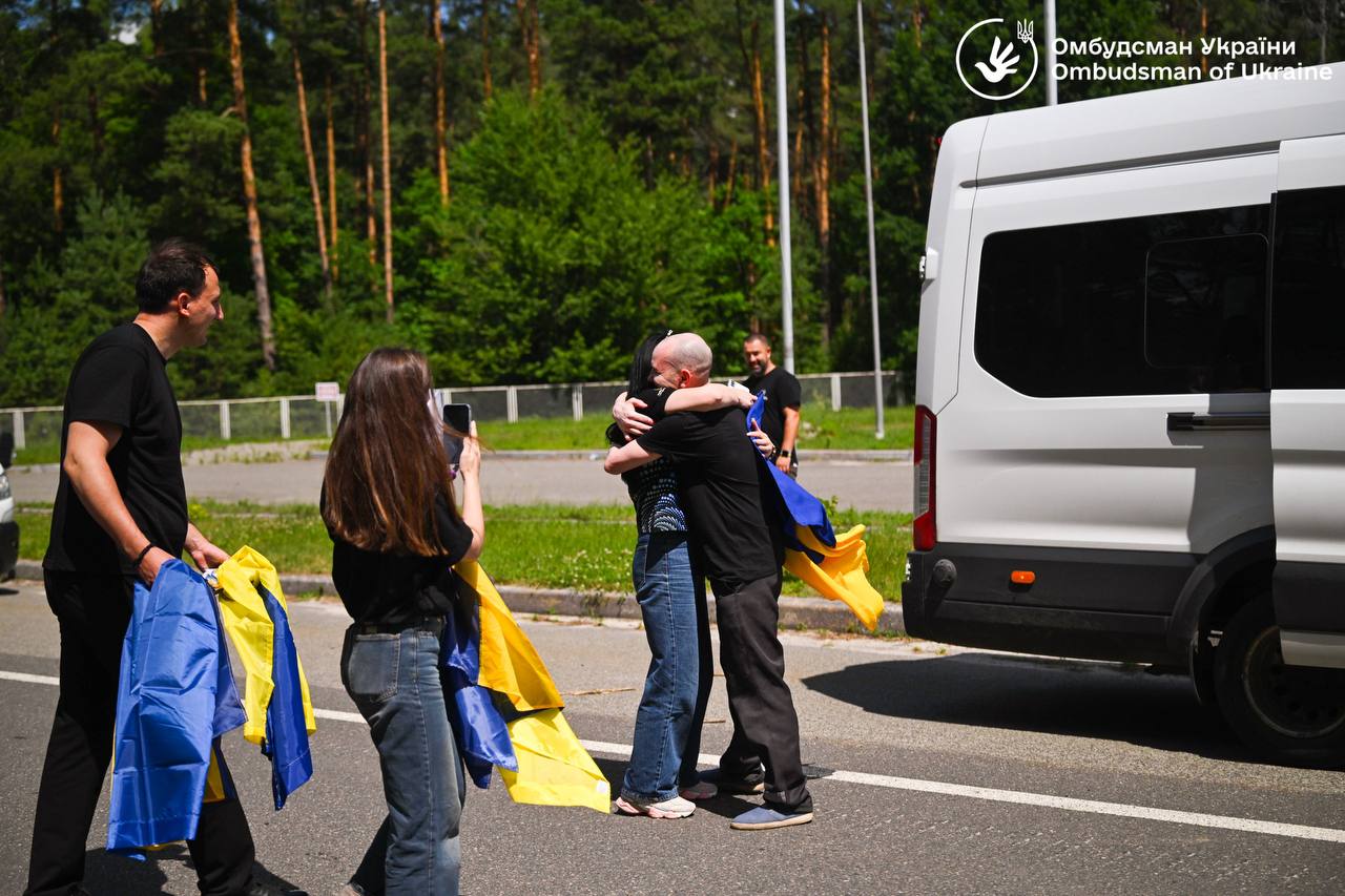 Україна повернула з російського полону сімох цивільних фото 2
