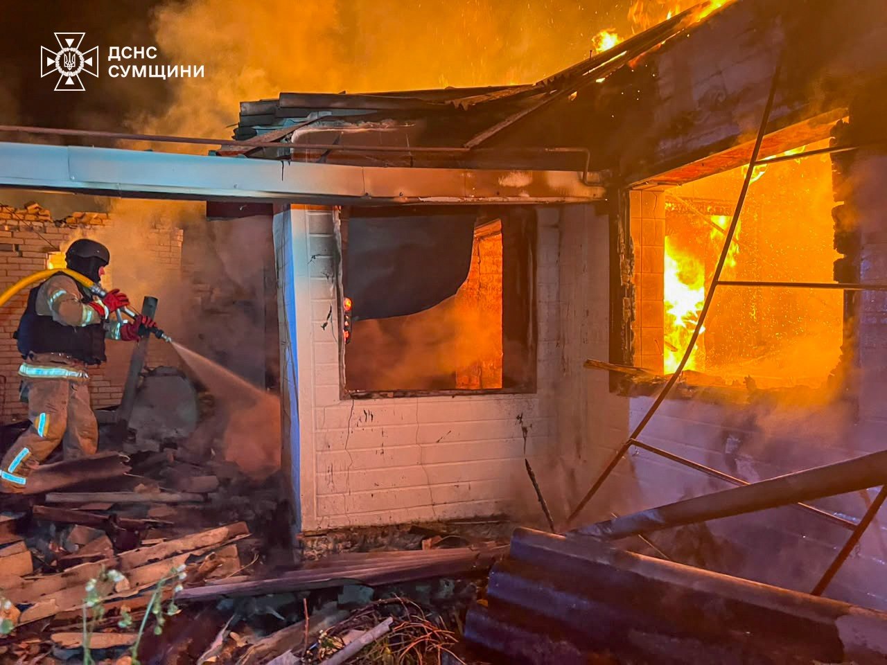 Окупанти вдарили по житловому будинку на Сумщині: загинули троє, серед них дитина фото 1