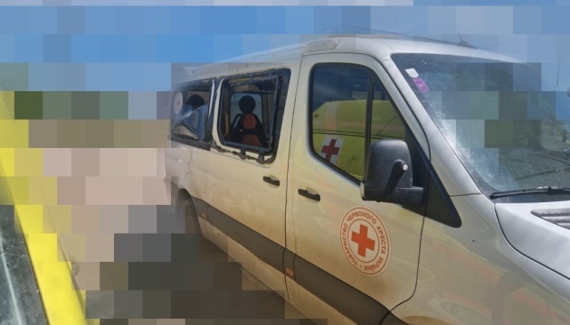 Розбита автівка місії Червоного Хреста