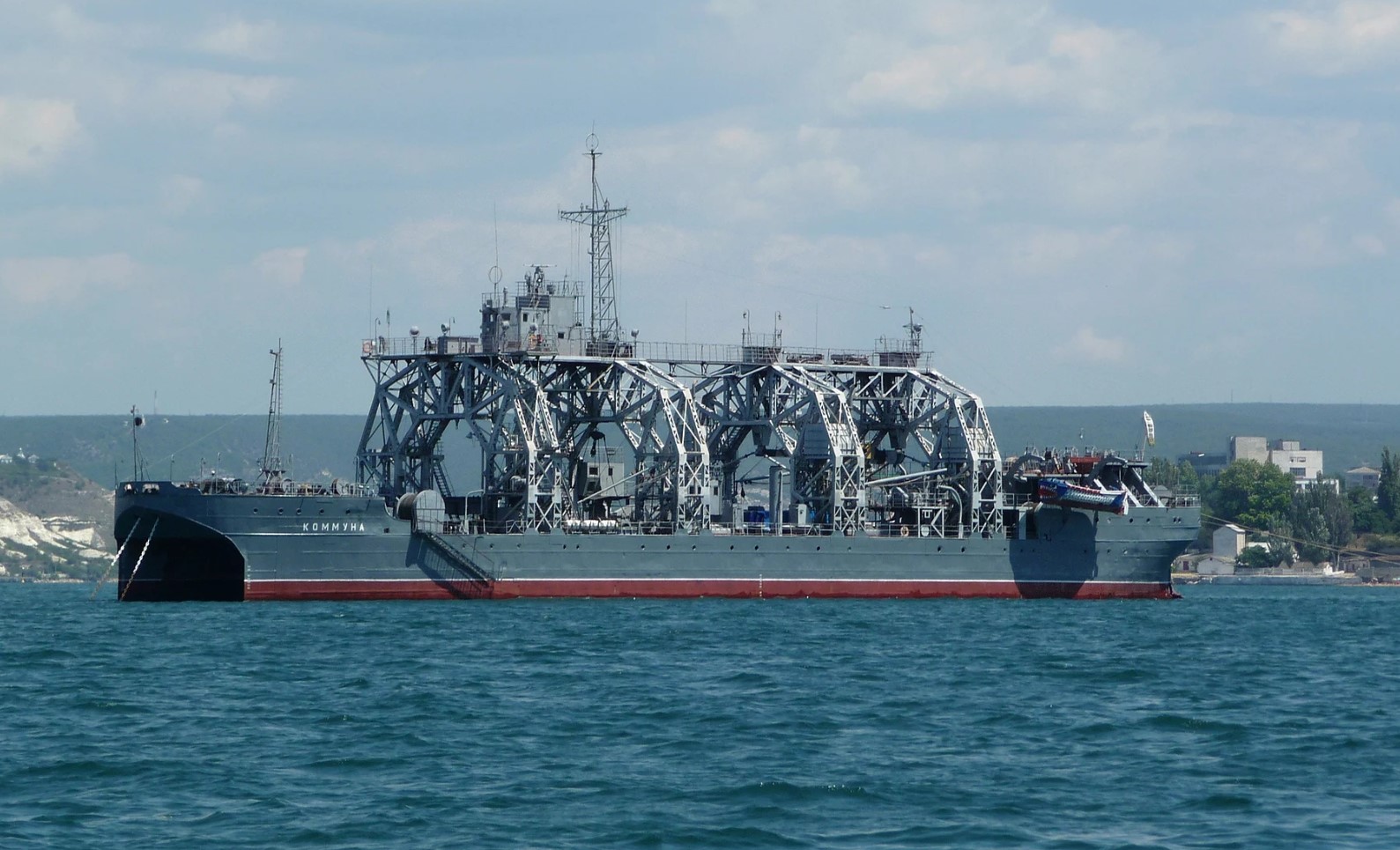 Українські військові атакували російський кораблель «Коммуна» в окупованому Севастополі