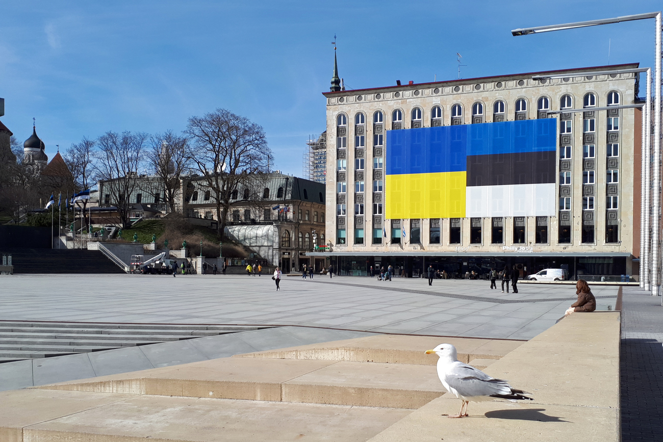 Прапори України та Естонії на площі Свободи. Таллінн, квітень 2022 року