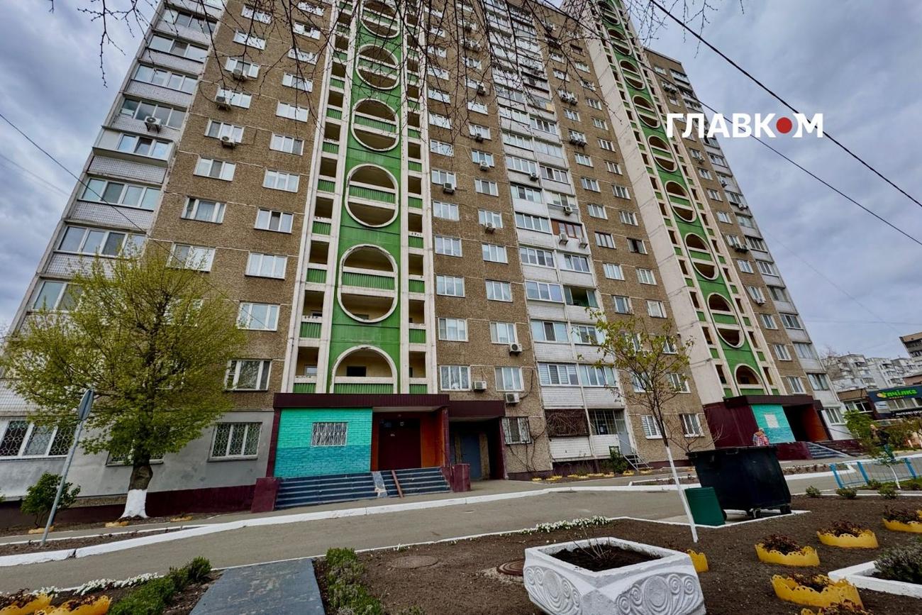 У цьому будинку на Троєщині, який заселили чорнобильцями, Володимир проживає з сім’єю з 1986 року
