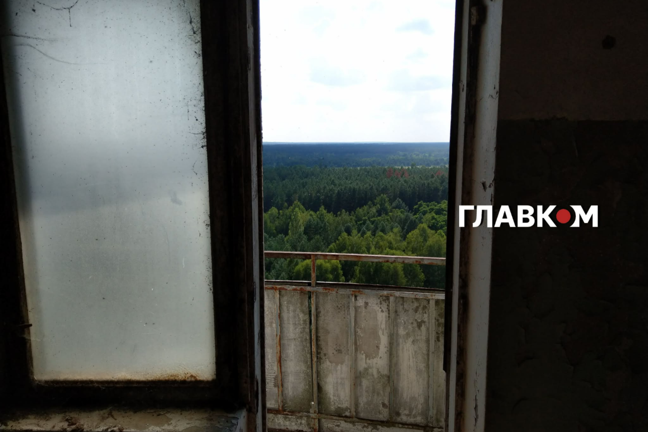 Зараз з балкона квартири, в якій мешкала родина молодого атомника, на 16-му поверсі видніються лише хащі та ліс