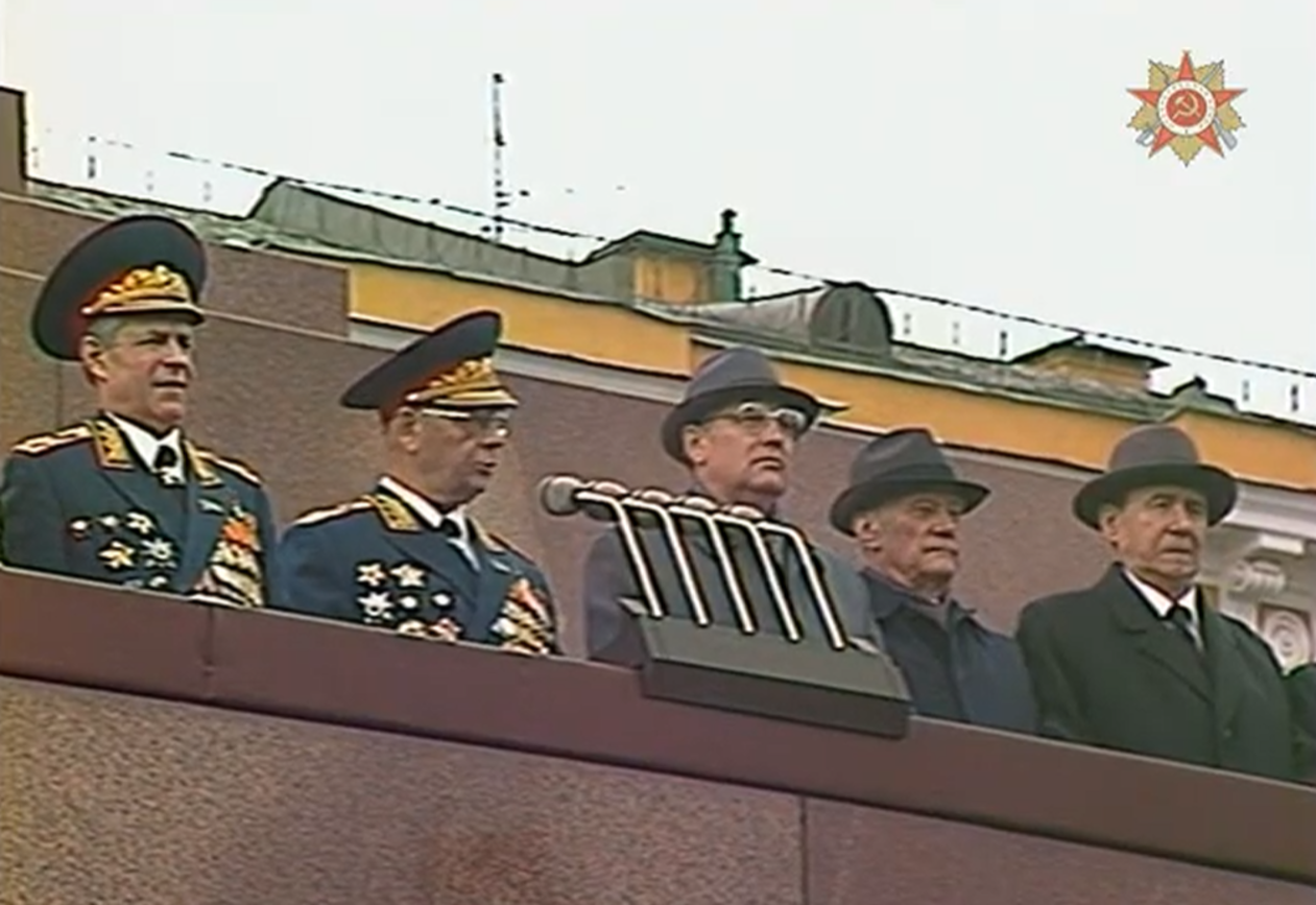 Михайло Горбачов дивиться парад 1985 року з Мавзолею