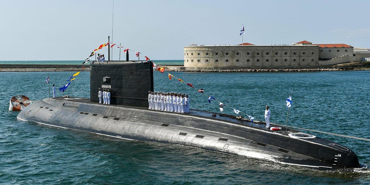 Підводний човен «Нижний Новгород» класу 636 «Варшавянка» у Севастопольській бухті