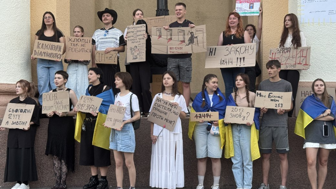 Третій день мітингу у Полтаві проти закону, що ліквідовує незалежність НАБУ і САП