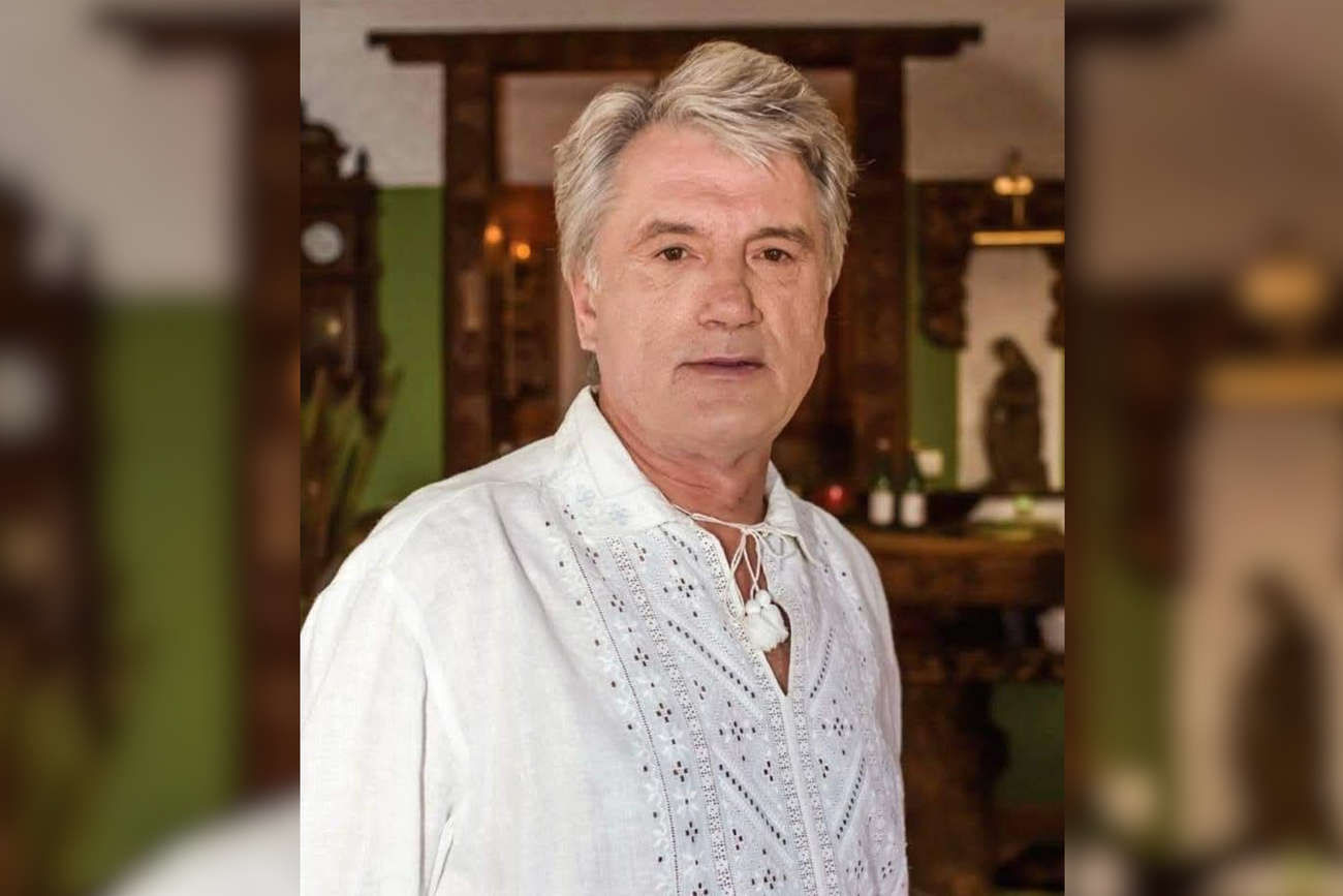 Експрезидент України Віктор Ющенко в «гетьманській» сорочці, орнамент якої розробила Надія Вакуленко