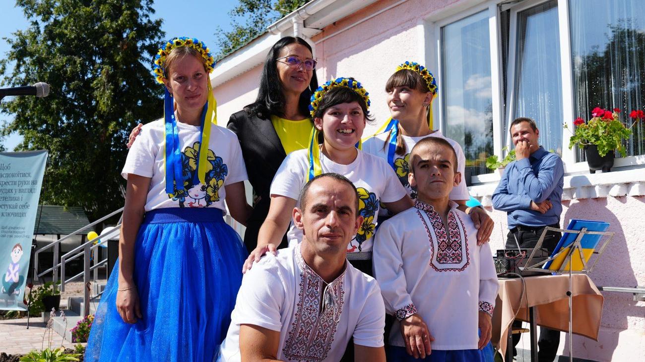 Аннелі Кольк серед вихованців Новоборівського інтернату для дітей та людей старших 18 років в Житомирській області. Будівлю було реконструйовано за підтримки Естонії