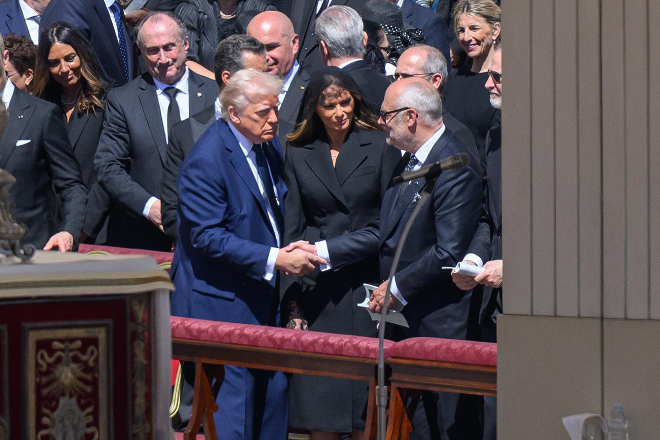 Президент Естонії Алар Каріс та президент США Дональд Трамп на церемонії прощання з Папою Римським Франциском, 2025 рік. Тоді Каріс зазначав, що Трамп пообіцяв йому не виходити з мирного процесу щодо війни в Україні