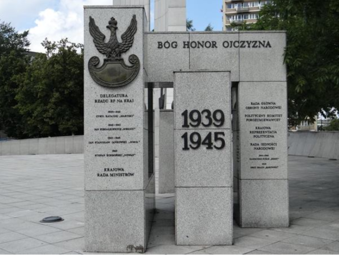 1999 року у Варшаві навпроти будівлі польського парламенту (Сейму та Сенату) урочисто був відкритий Пам'ятник Армії Крайовій та Польській підпільній державі (Pomnik Polskiego Państwa Podziemnego i Armii Krajowej).