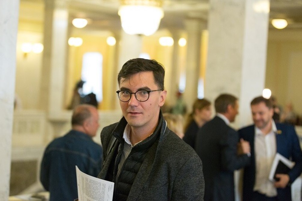 Заступник голови фракції «Слуга народу» Андрій Мотовиловець відізвав проєкт постанови щодо звільнення з голови комітету Іванни Климпуш-Цинцадзе, але обіцяє зібрати під ним більше підписів