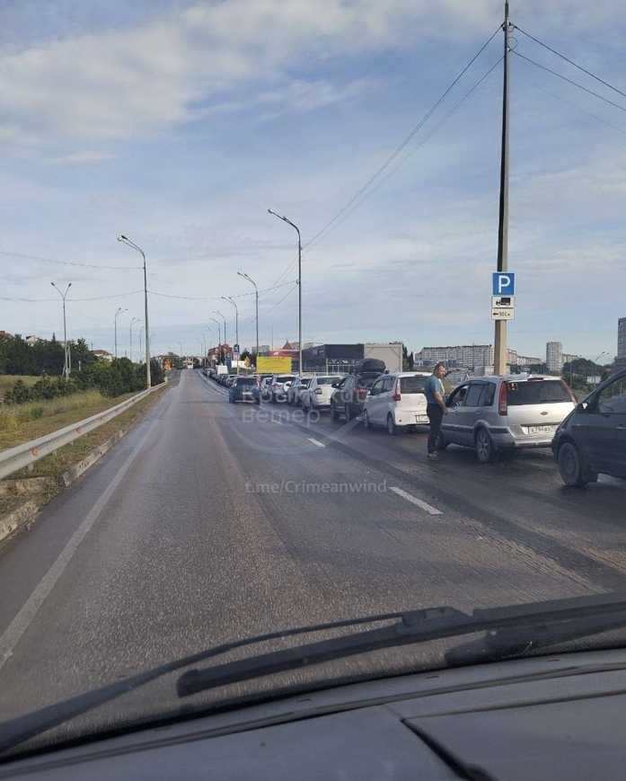 Кілометрові черги утворюються на АЗС у Севастополі