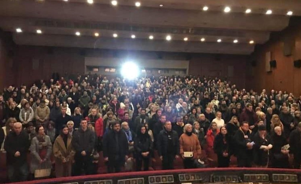 Коли людям під час тривоги пропонують додивитися фільм або пройти в укриття, вони залишаються у залі