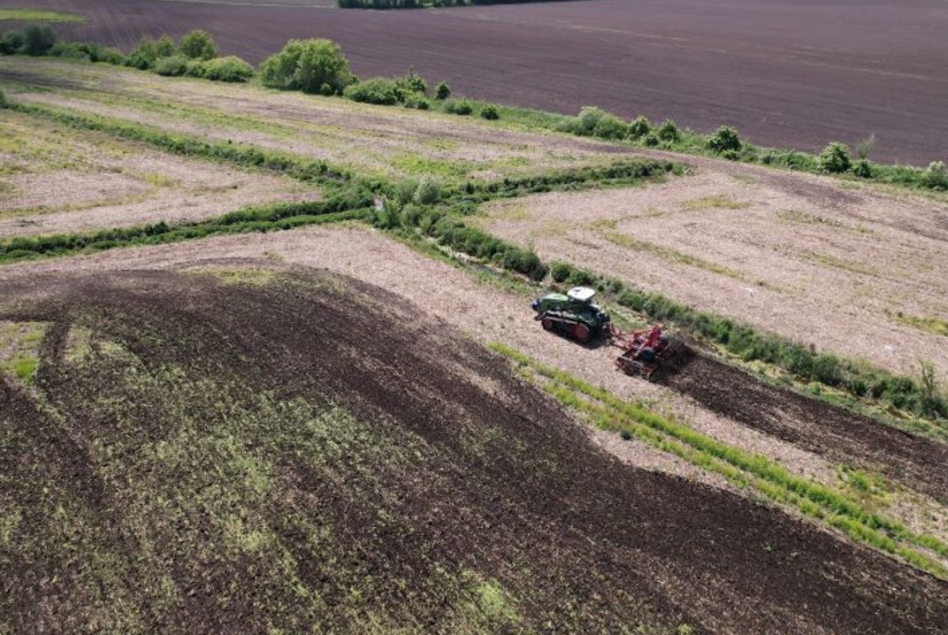 Проєкт «Земельний банк», запущений у 2024 року, показав рекордні ціни на аукціонах з оренди державних земель. Водночас на ринку стверджують, що оренда за такими цінами є збитковою для фермерів, які виграють аукціони