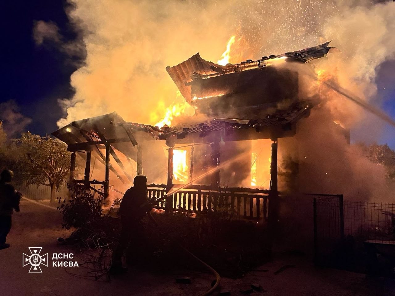 Понад 100 поранених і 13 загиблих, серед них – трирічна дитина: наслідки російської атаки на Україну фото 1