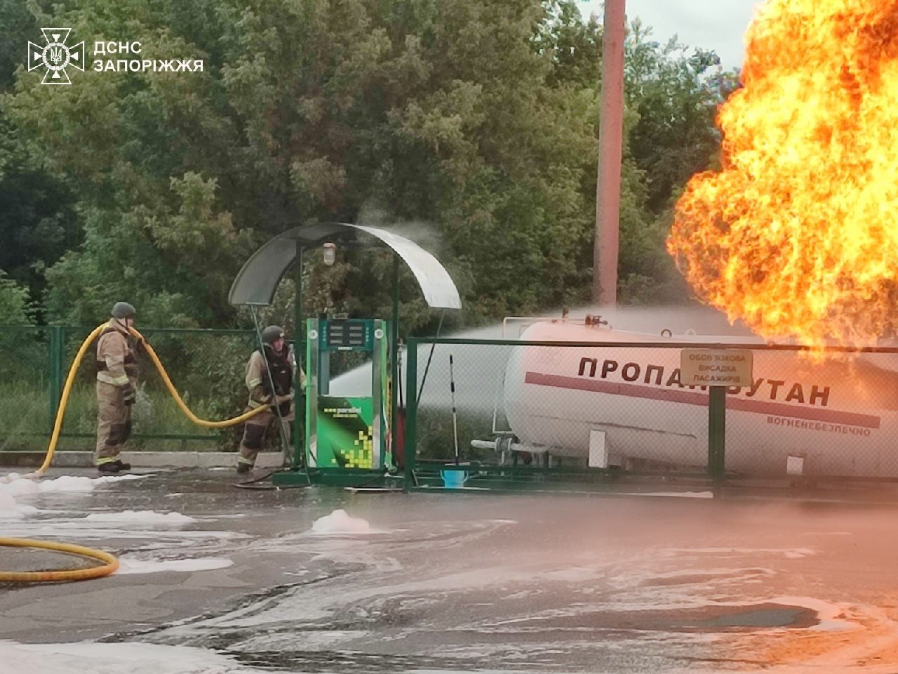 Рятувальники потрапили під повторну атаку РФ у Запоріжжі (фото) фото 3