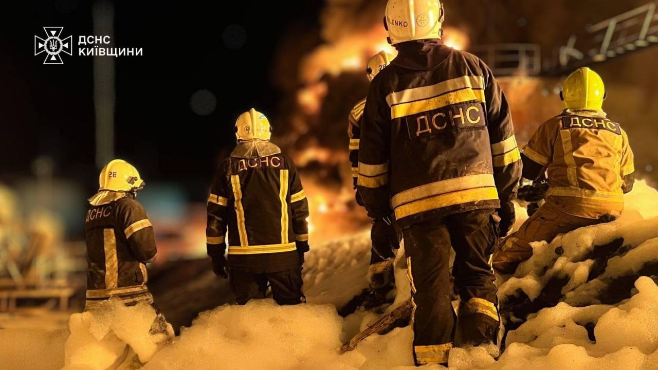 Київщина: ДСНС приборкує масштабну пожежу на промисловому об’єкті після російської атаки фото 1