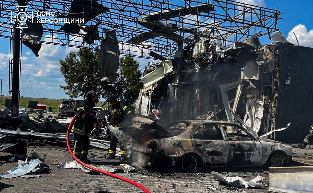 Окупанти вдарили по АЗС на Херсонщині: загинула людина, понад 10 – поранено фото 2