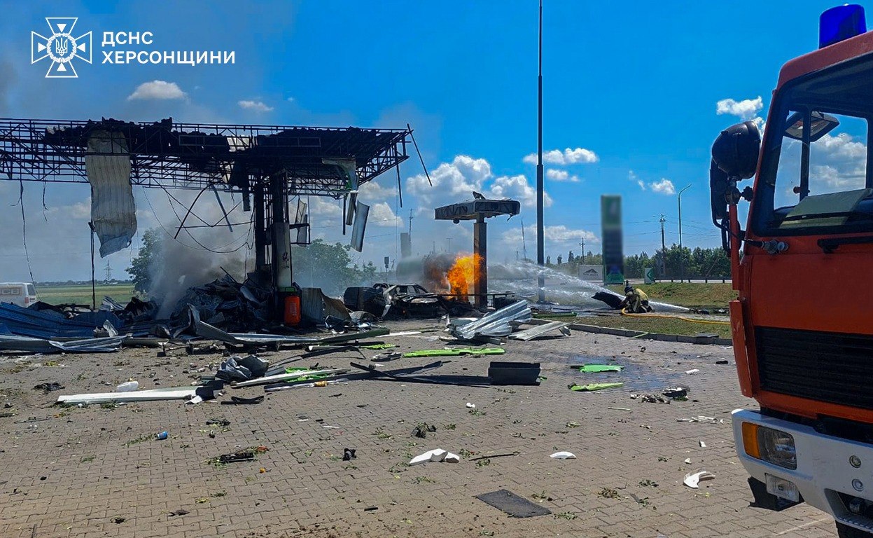 Окупанти вдарили по АЗС на Херсонщині: загинула людина, понад 10 – поранено фото 1