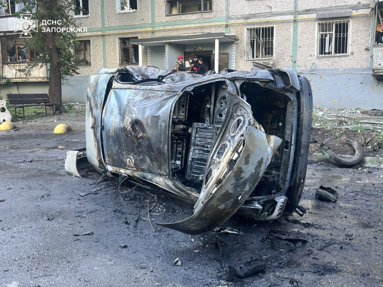 Удар по Запоріжжю: понівечено багатоповерхівку, згоріли авто, є поранені фото 3