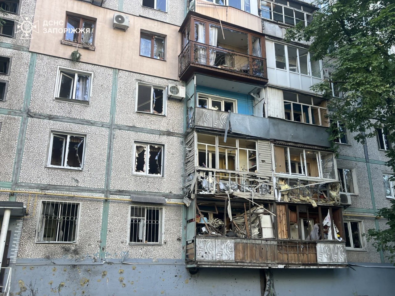 Удар по Запоріжжю: понівечено багатоповерхівку, згоріли авто, є поранені фото 2