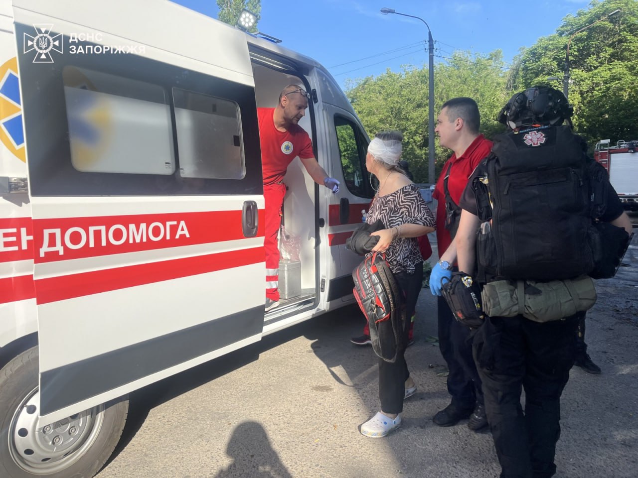 Удар по Запоріжжю: понівечено багатоповерхівку, згоріли авто, є поранені фото 1