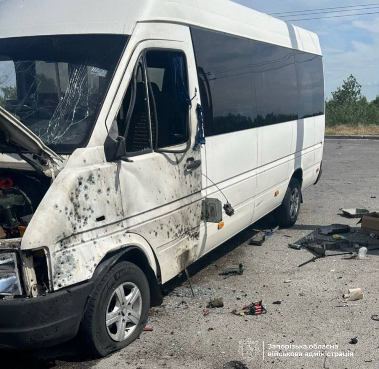 Удар по спальному району Запоріжжя потрапив на камери: є загиблі та поранені (відео) фото 1