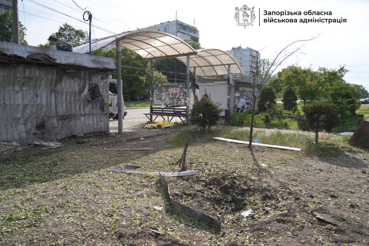 Удар по Запоріжжю. Влада міста та ДСНС показали кадри з наслідками фото 2