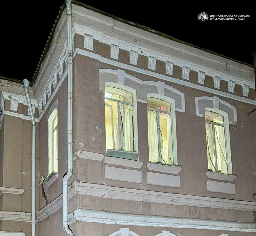 У Дніпрі внаслідок російської атаки пошкоджені коледж, школа, заклад культури фото 2