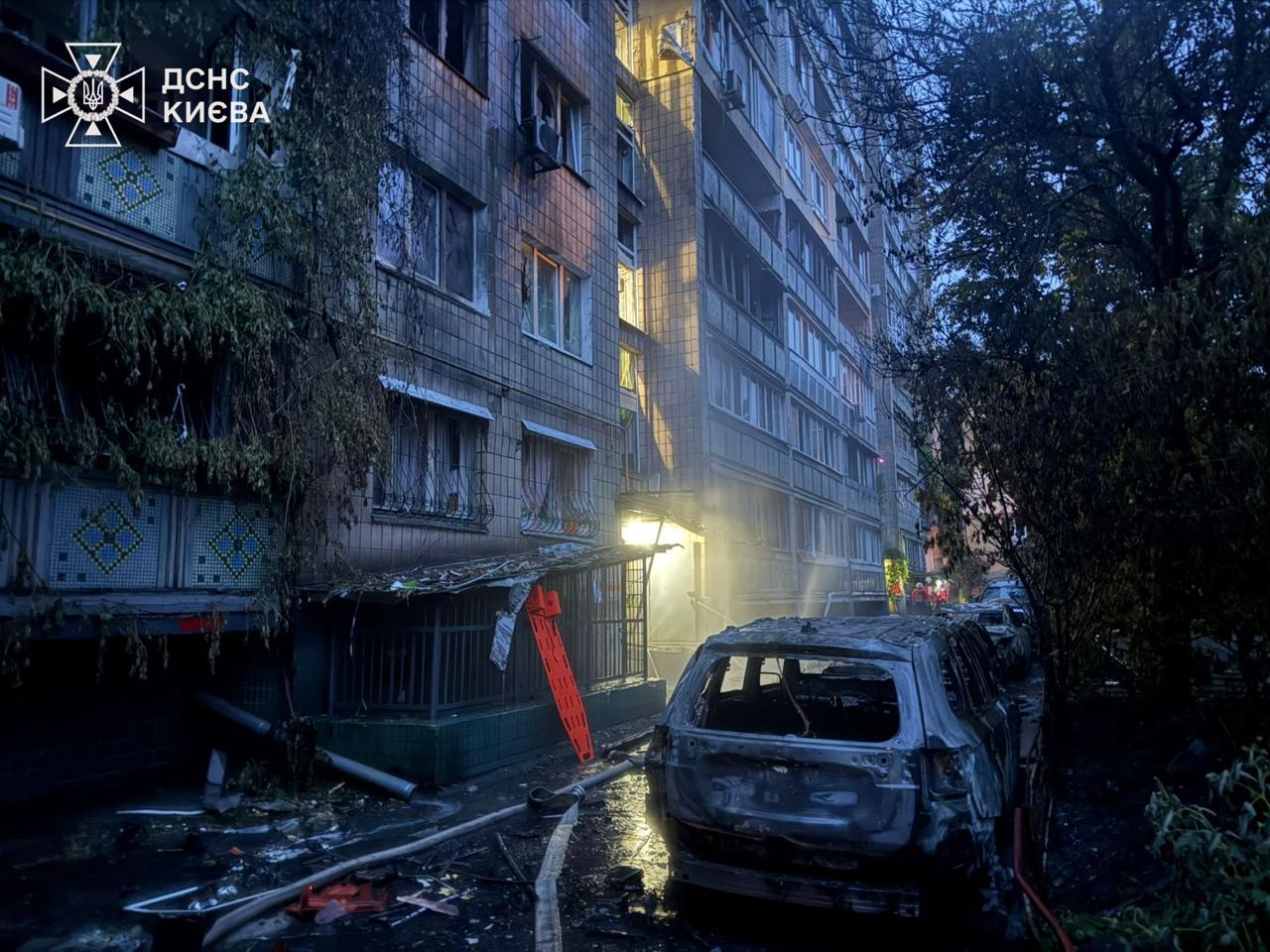 Удар по Києву: четверо загиблих, рятувальники показали кадри з наслідками фото 4