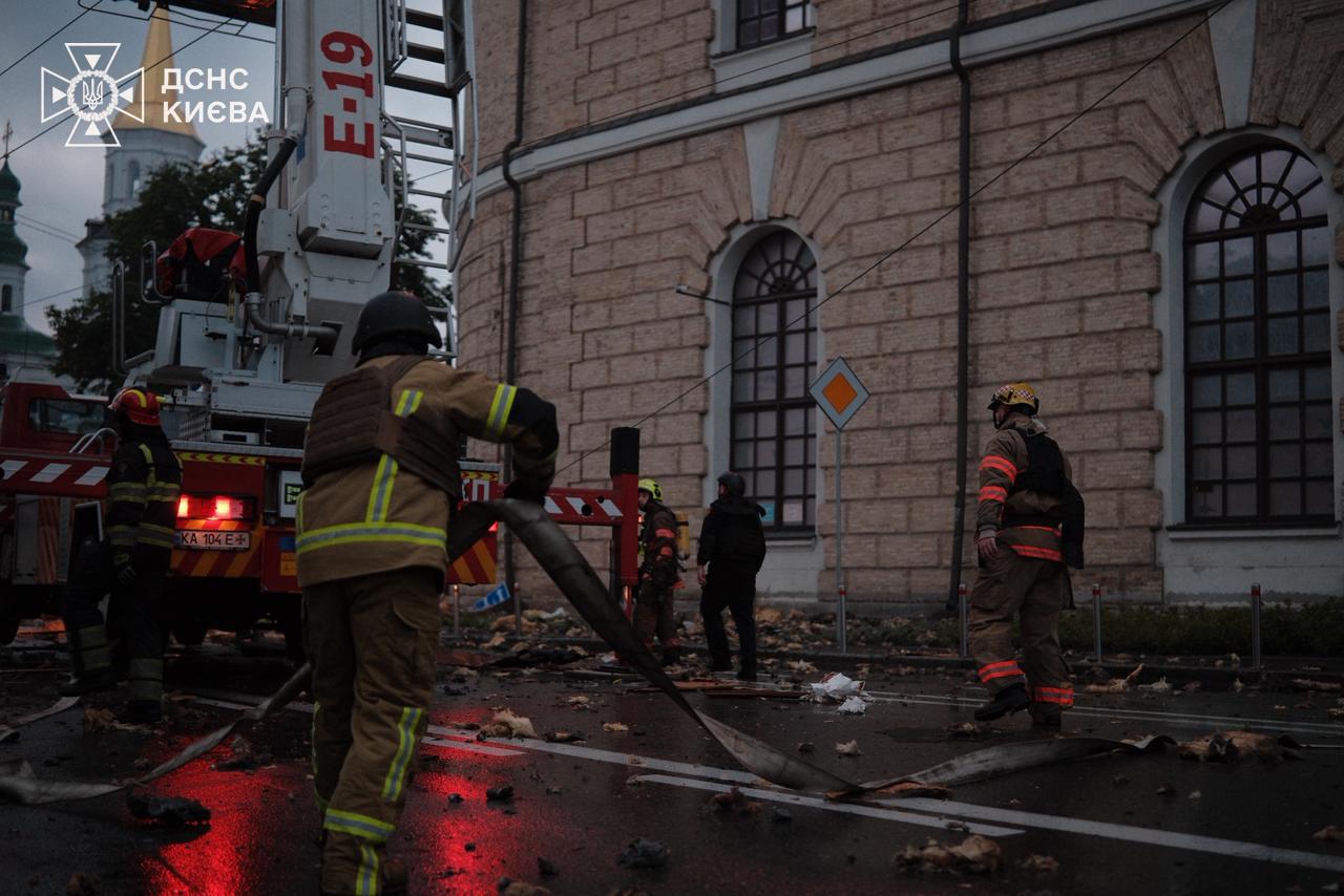 Удар по Києву: четверо загиблих, рятувальники показали кадри з наслідками фото 1