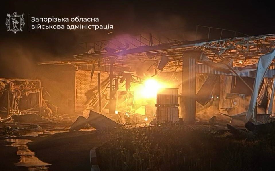 Ворог атакував безпілотником автозаправку. Виникла пожежа