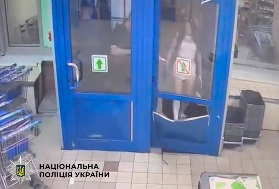 20-річна киянка ногами винесла двері магазину через відмову продати спиртне фото 2